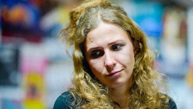 Die Aktionskünstlerin Maria Aljochina von der russischen Punkband Pussy Riot wirft dem Inlandsgeheimdienst FSB vor, einen unsichtbaren Krieg gegen das eigene Volk zu führen. Die Aktionskünstlerin Maria Aljochina von der russischen Punkband Pussy Riot wirft dem Inlandsgeheimdienst FSB vor, einen unsichtbaren Krieg gegen das eigene Volk zu führen.