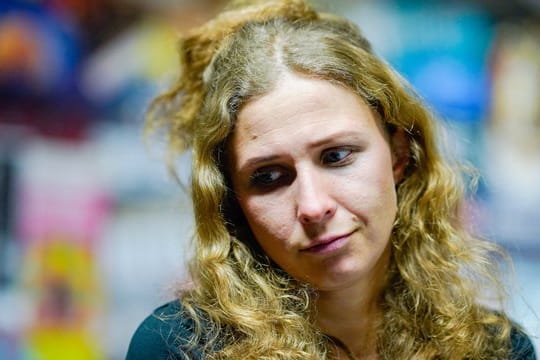 Die Aktionskünstlerin Maria Aljochina von der russischen Punkband Pussy Riot wirft dem Inlandsgeheimdienst FSB vor, einen unsichtbaren Krieg gegen das eigene Volk zu führen.