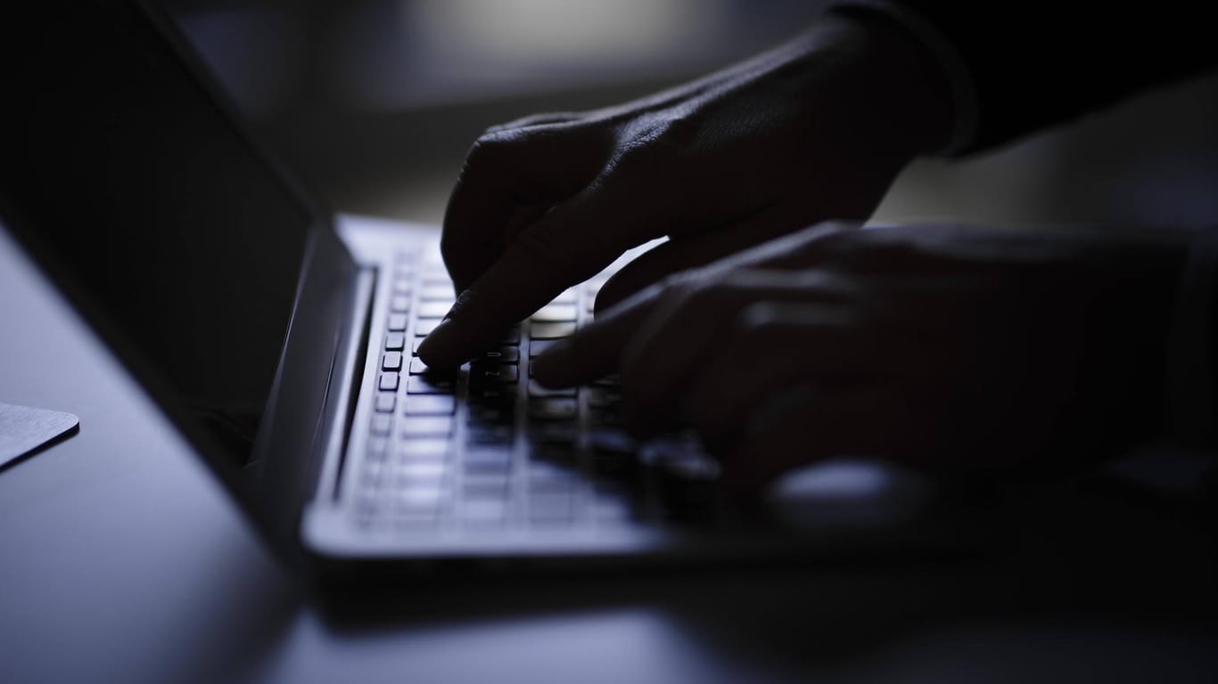 Hände schreiben auf einer Computertastatur (Symbolbild): Die Europäische Union startet ein Projekt gegen Kriminalität im Darknet.