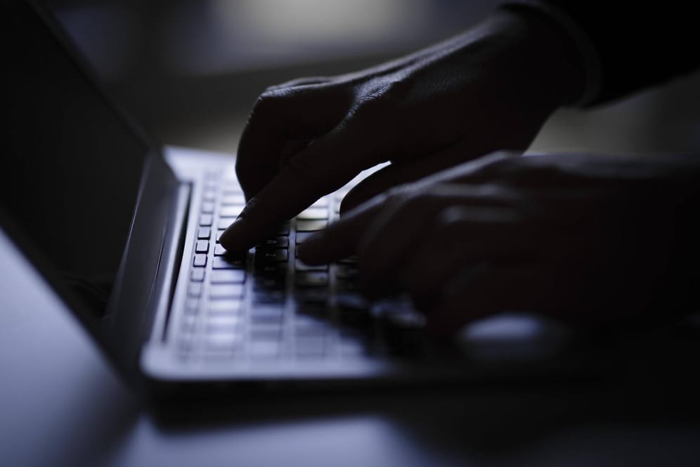 Hände schreiben auf einer Computertastatur (Symbolbild): Die Europäische Union startet ein Projekt gegen Kriminalität im Darknet.