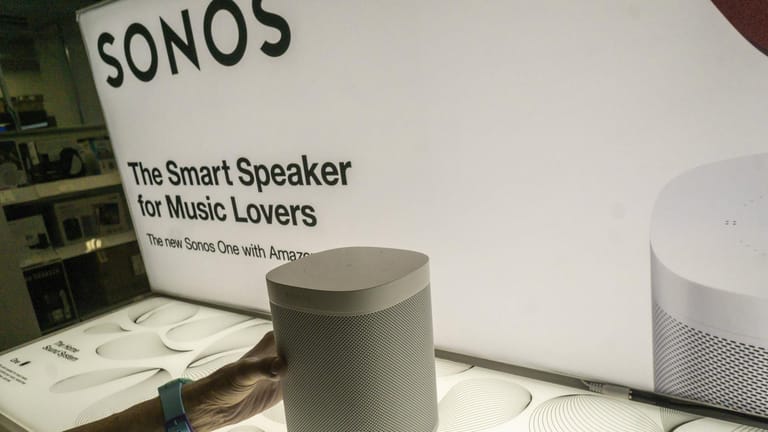 Werbestand für einen Sonos-Lautsprecher: Der Hersteller möchte in Zukunft sein Sortiment um Kopfhörer im Preissegment ab 300 Euro erweitern.