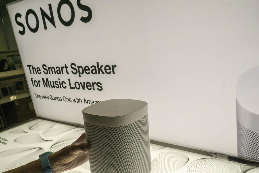 Werbestand für einen Sonos-Lautsprecher: Der Hersteller möchte in Zukunft sein Sortiment um Kopfhörer im Preissegment ab 300 Euro erweitern.