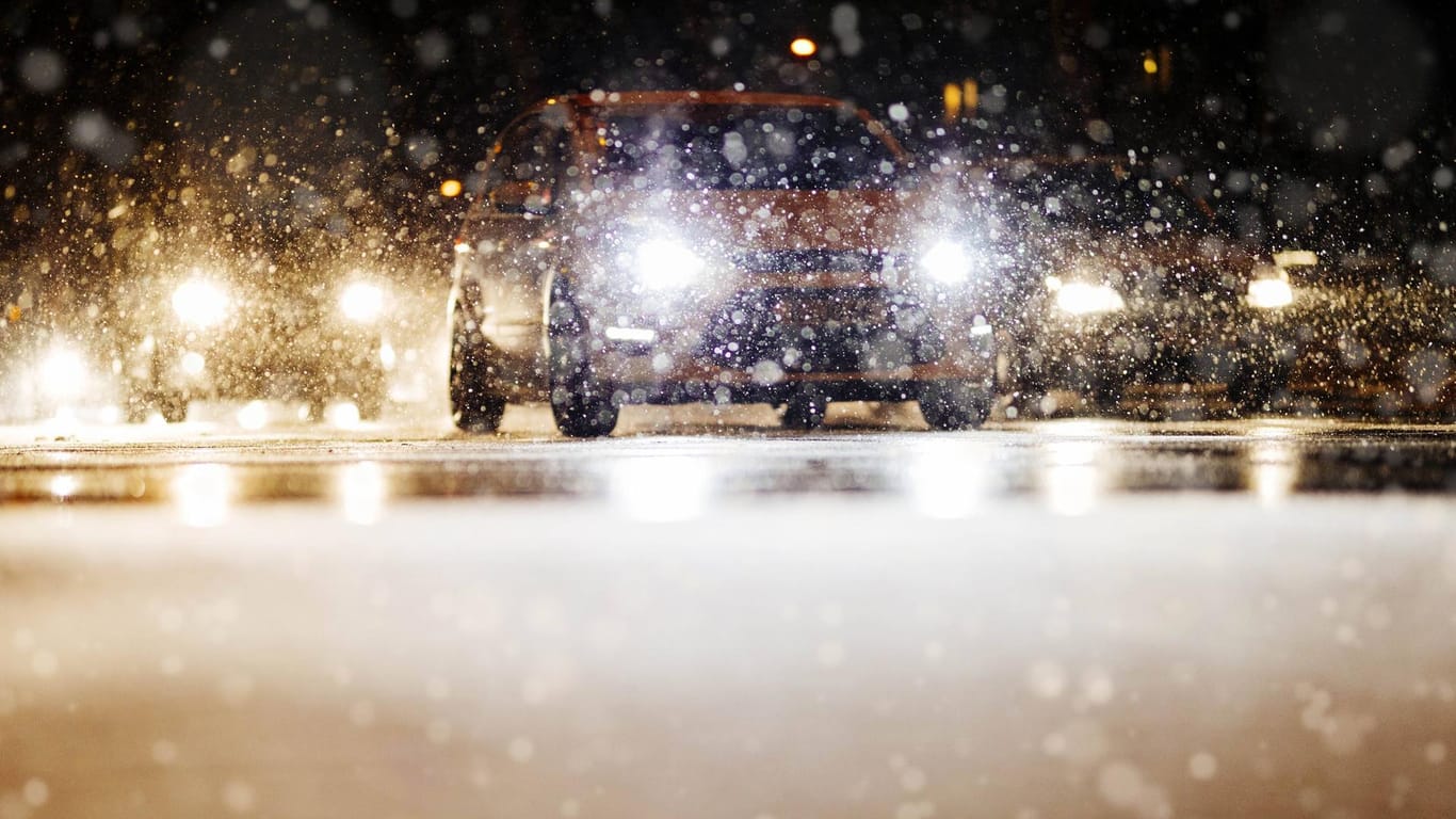 Wintereinbruch auf glatter Fahrbahn: Tief "Martin" wird Autofahrer in den nächsten Tagen vor Probleme stellen.