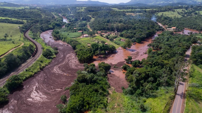 Die Luftaufnahme zeigt die Schlammlawine nach einem Dammbruch bei der Gemeinde Brumadinho: 279 Menschen konnten nach Behördenangaben lebend gerettet werden.