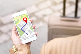 Eine Frau nutzt eine Navigations-App (Symbolbild): Sicherheitsforscher warnen vor gefälschten Navigations-Programmen im Google Play Store.
