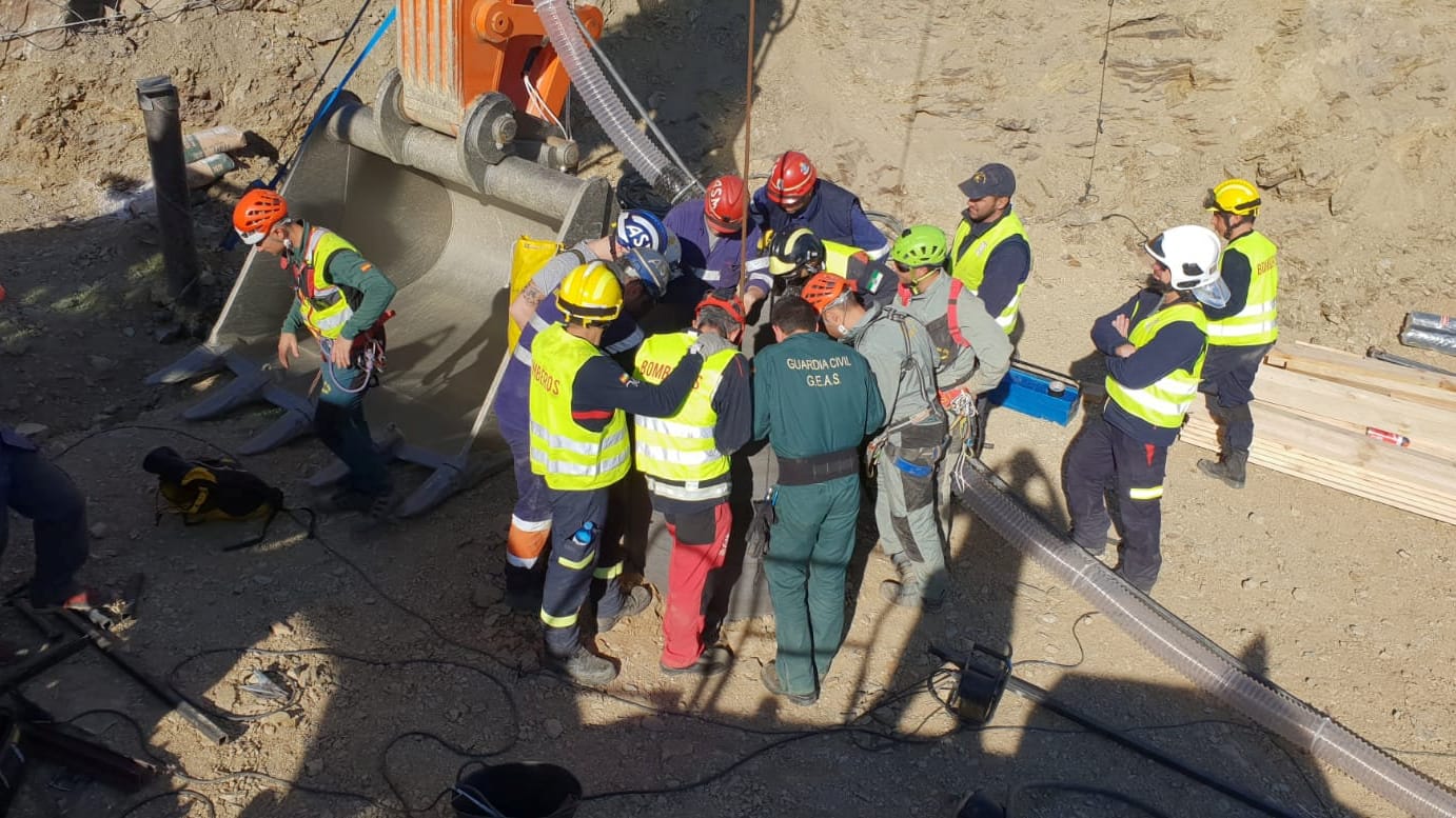 Das Rettungsteam vor dem Bohrloch: Mehr als 300 Einsatzkräfte hatten versucht den Jungen lebend zu bergen.