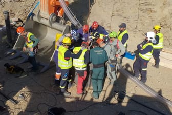 Das Rettungsteam vor dem Bohrloch: Mehr als 300 Einsatzkräfte hatten versucht den Jungen lebend zu bergen.