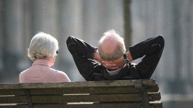 Ein Rentnerpaar sitzt auf einer Bank vor dem Reichstag und sonnt sich. Ein Rentnerpaar sitzt auf einer Bank vor dem Reichstag und sonnt sich.