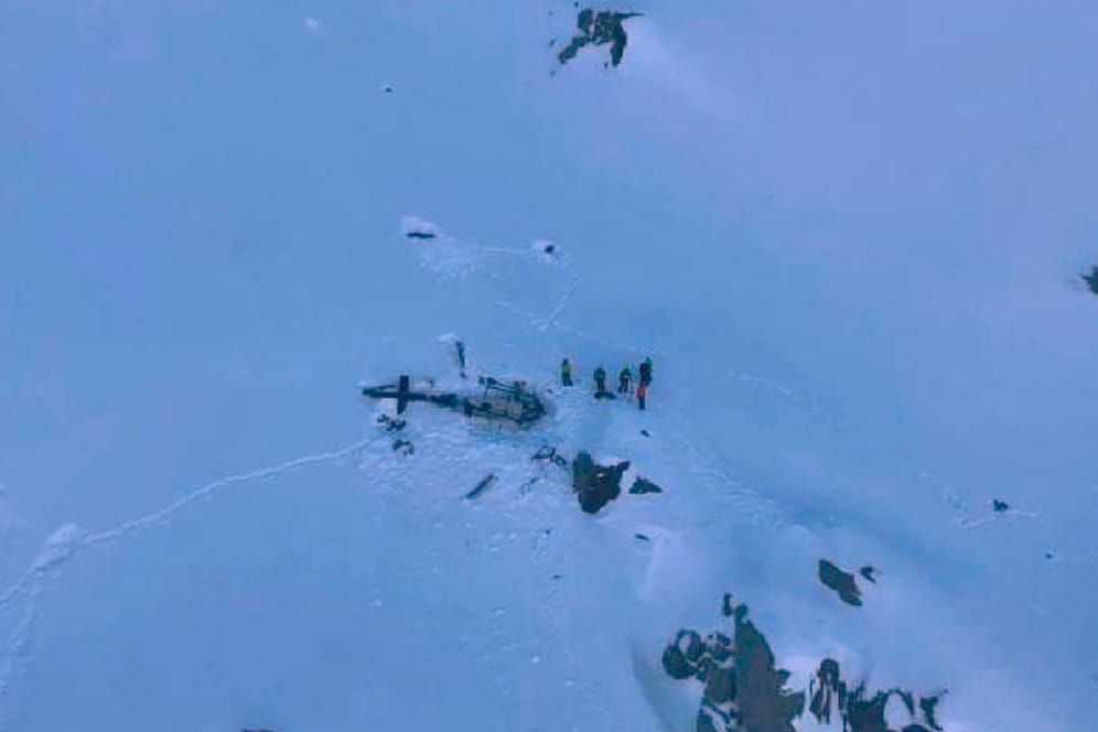 Die Unglücksstelle in den Alpen: Sieben Menschen starben beim Zusammenstoß eines Helikopters mit einem Flugzeug.