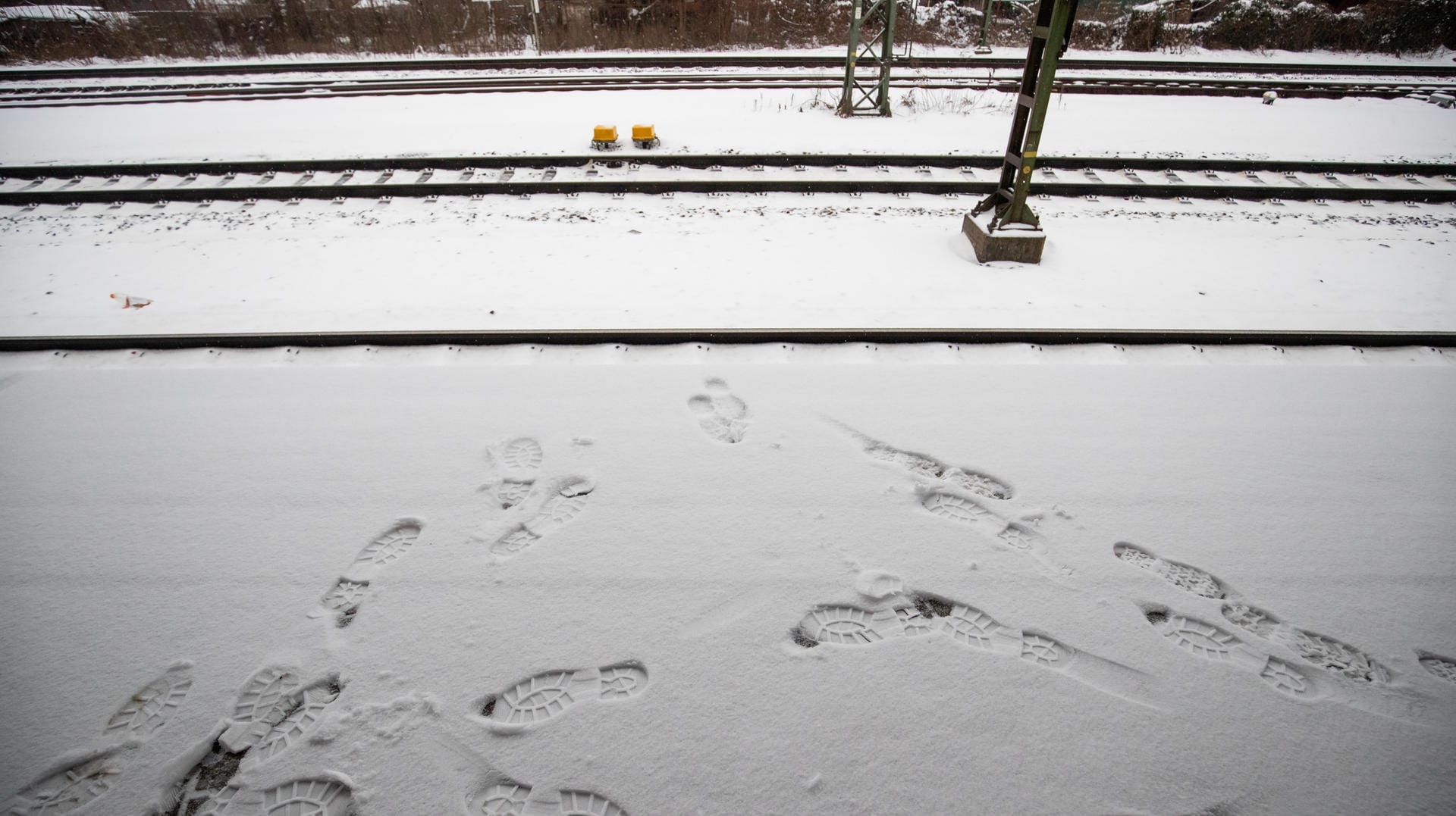 Fußspuren von Fahrgästen am S-Bahnhof Frankenstadion: Hier sind zwei Männer von einer S-Bahn überrollt worden.