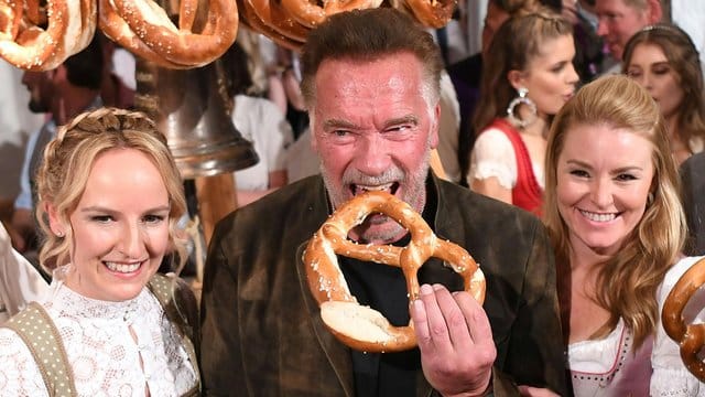 Auf der Weißwurst-Party gab Arnold Schwarzenegger zwischenzeitlich den Dirigenten. Auf der Weißwurst-Party gab Arnold Schwarzenegger zwischenzeitlich den Dirigenten.