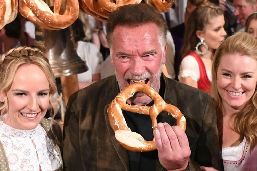 Auf der Weißwurst-Party gab Arnold Schwarzenegger zwischenzeitlich den Dirigenten.