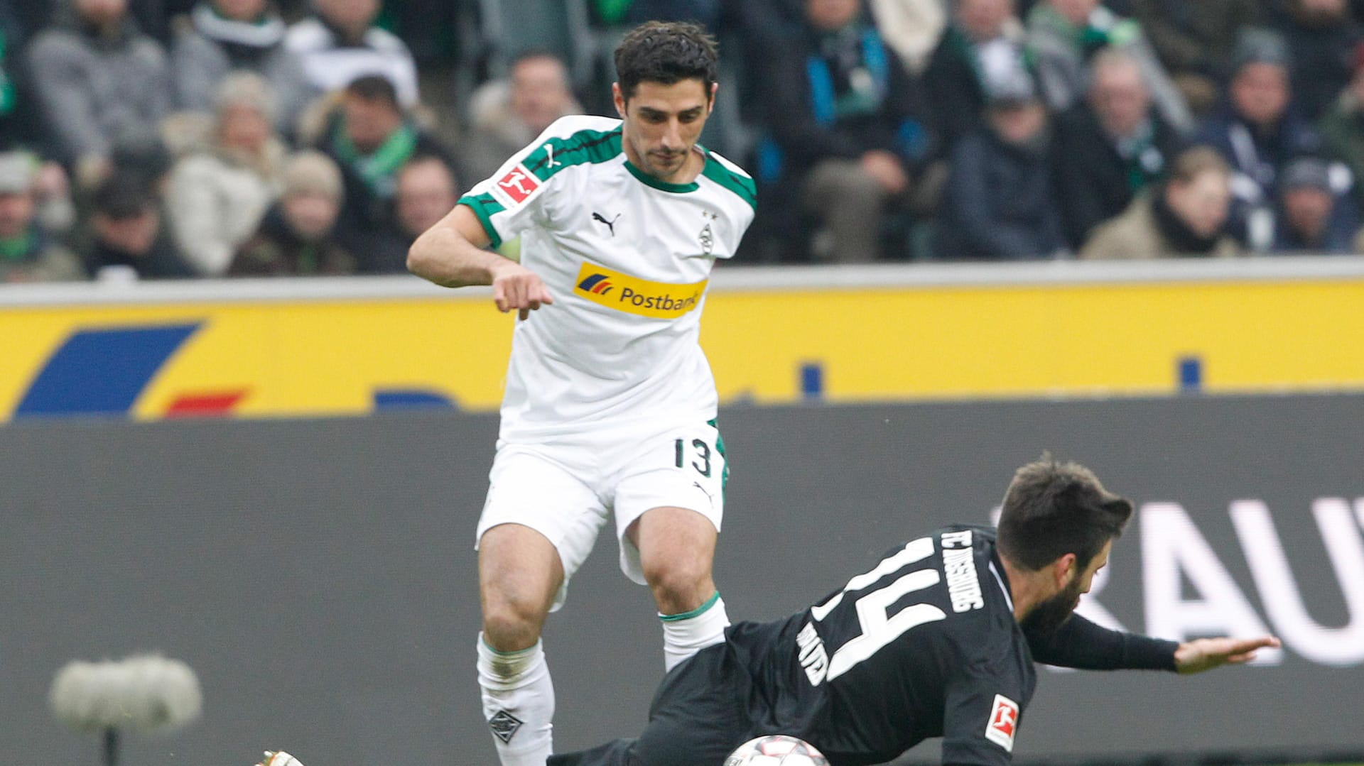 Der Mönchengladbacher Lars Stindl (oben) und der Augsburger Jan Moravek kämpfen um den Ball.