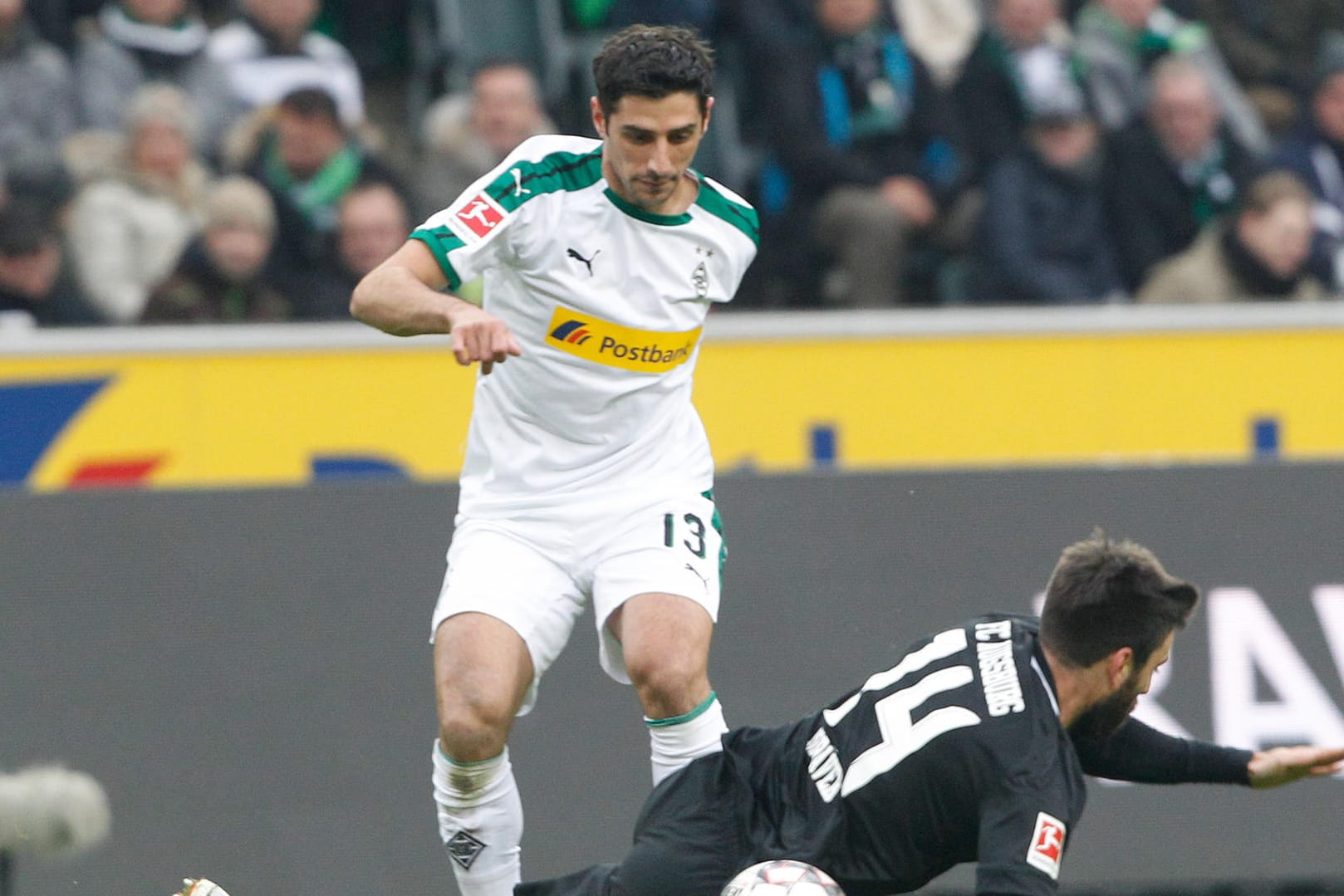 Der Mönchengladbacher Lars Stindl (oben) und der Augsburger Jan Moravek kämpfen um den Ball.