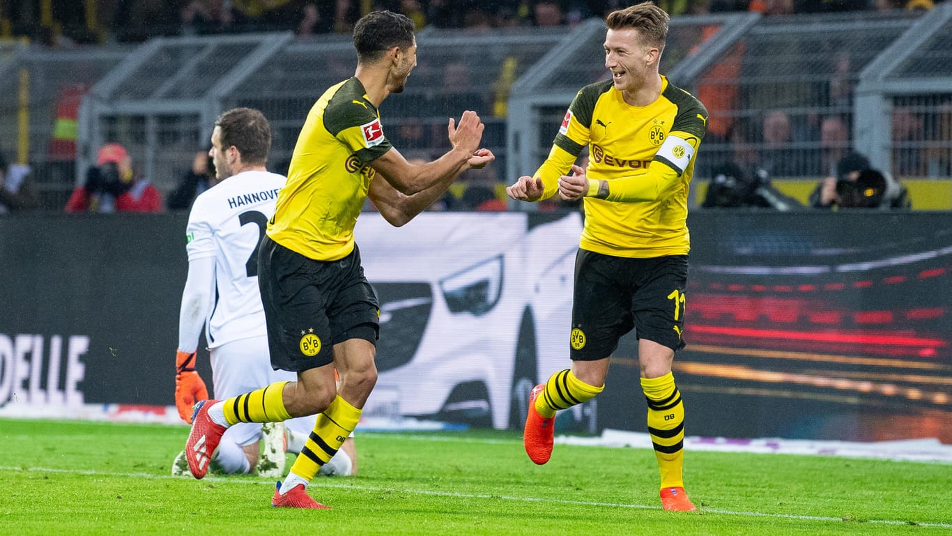 Dortmunder Freude: Achraf Hakimi (l.) bejubelt mit Marco Reus sein Tor zum zwischenzeitlichen 1:0 gegen Hannover.
