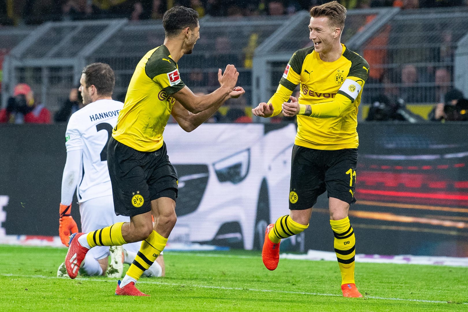 Dortmunder Freude: Achraf Hakimi (l.) bejubelt mit Marco Reus sein Tor zum zwischenzeitlichen 1:0 gegen Hannover.