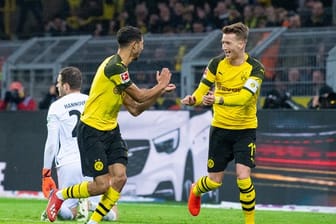 Die Dortmunder um Achraf Hakimi (l) und Marco Reus feierten einen ungefährdeten Heimsieg.