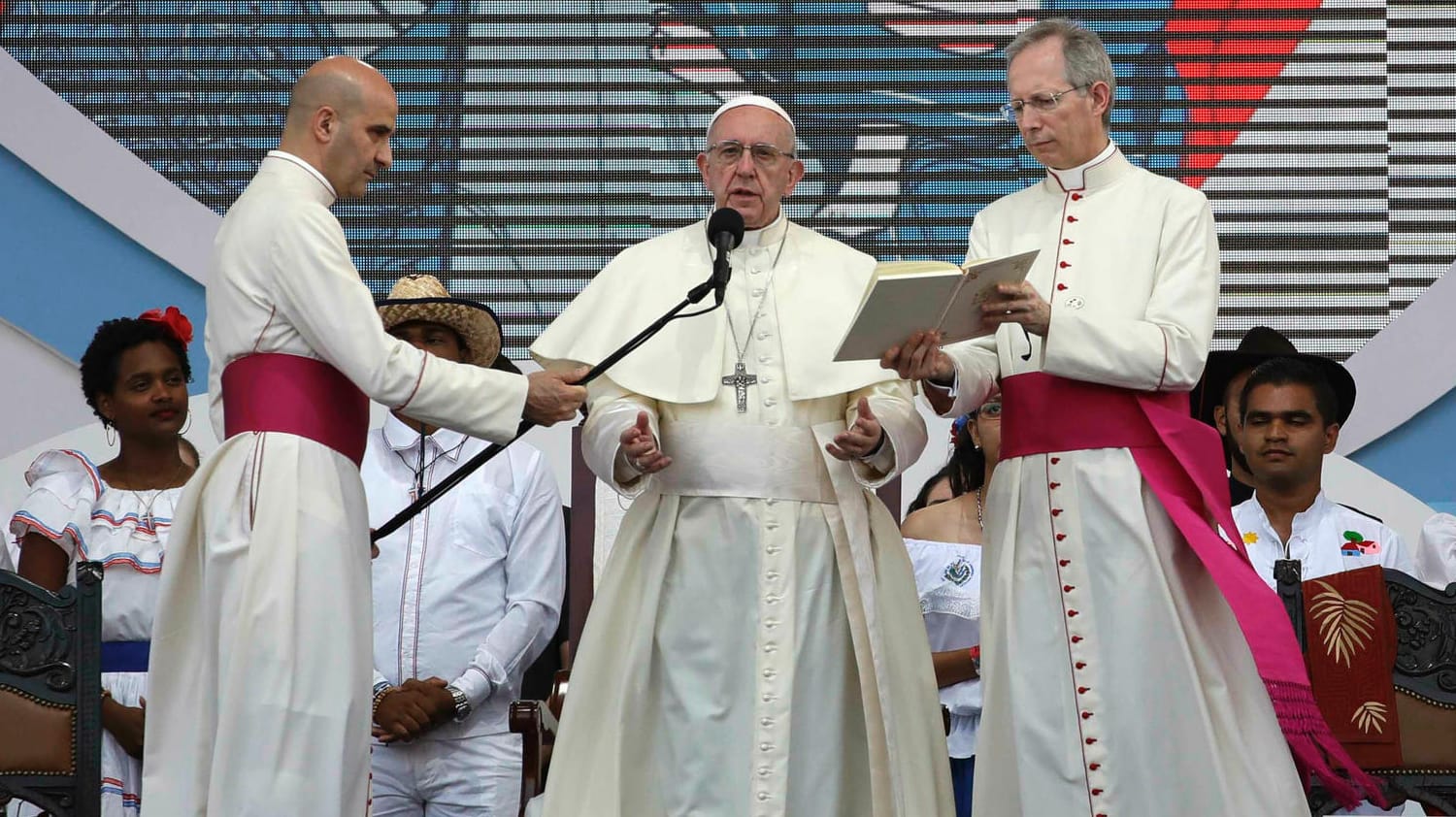 Papst Franziskus (M.) bei seinem Besucht in Panama: Er sieht die Kirche verwundet und ermüdet.