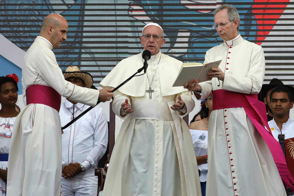 Papst Franziskus (M.) bei seinem Besucht in Panama: Er sieht die Kirche verwundet und ermüdet.