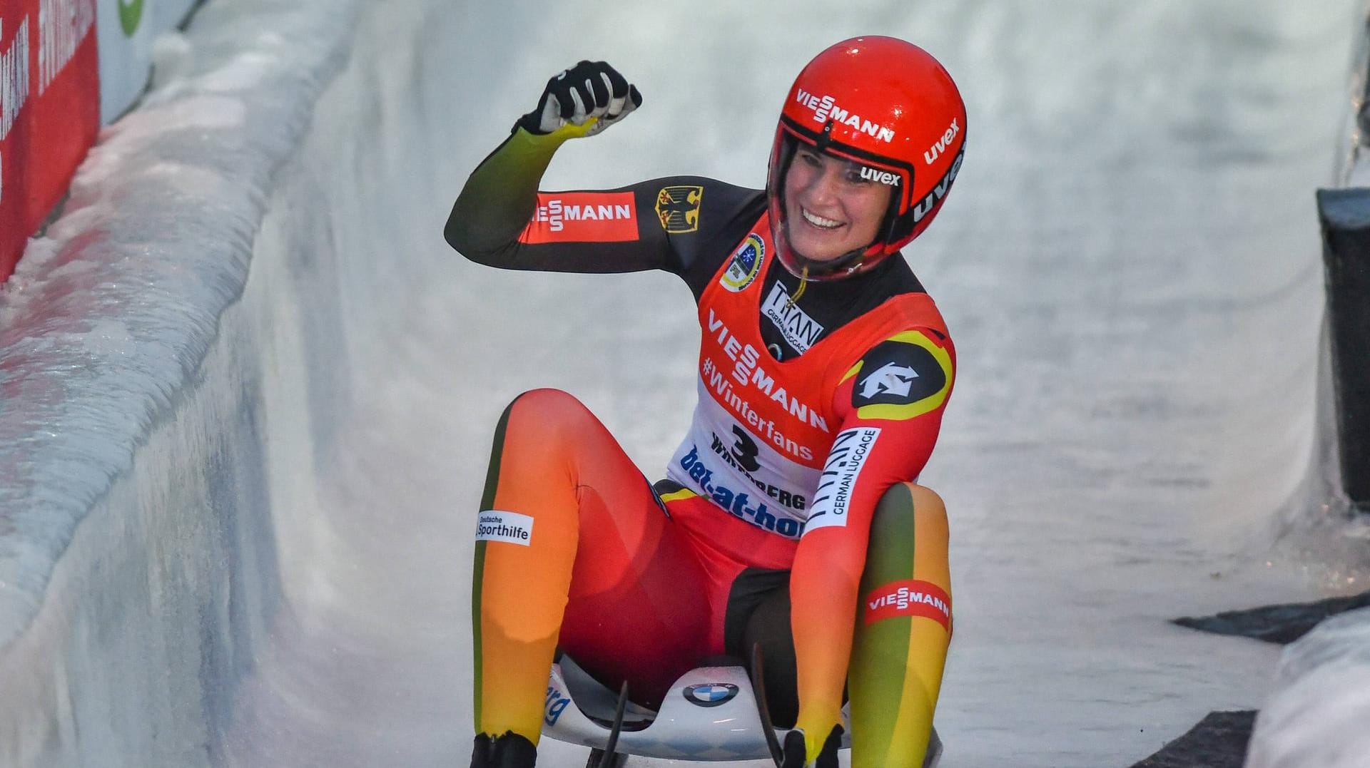 Natalie Geisenberger jubelt nach ihrem WM-Sieg.