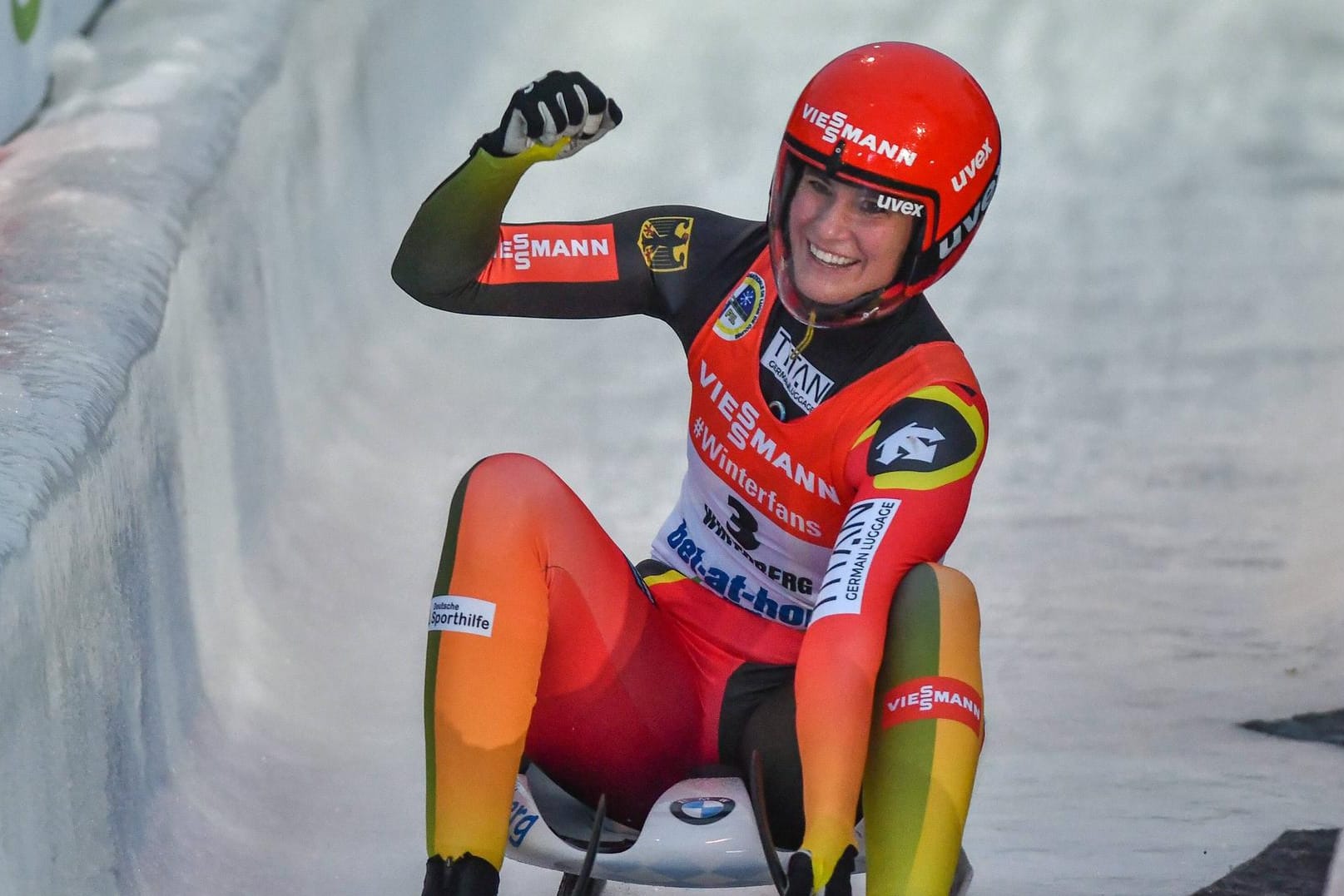 Natalie Geisenberger jubelt nach ihrem WM-Sieg.