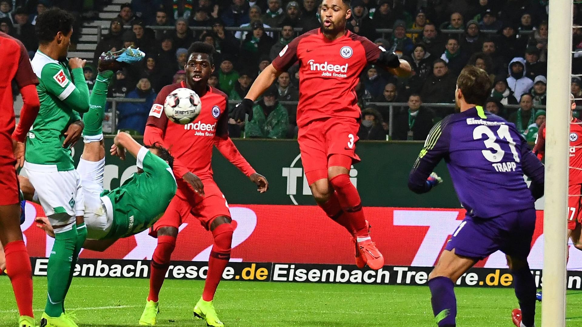 Artistischer Einsatz: Bremens Martin Harnik (l.) versucht den Ball in Richtung des Frankfurter Tors zu bugsieren. Artistischer Einsatz: Bremens Martin Harnik (l.) versucht den Ball in Richtung des Frankfurter Tors zu bugsieren.