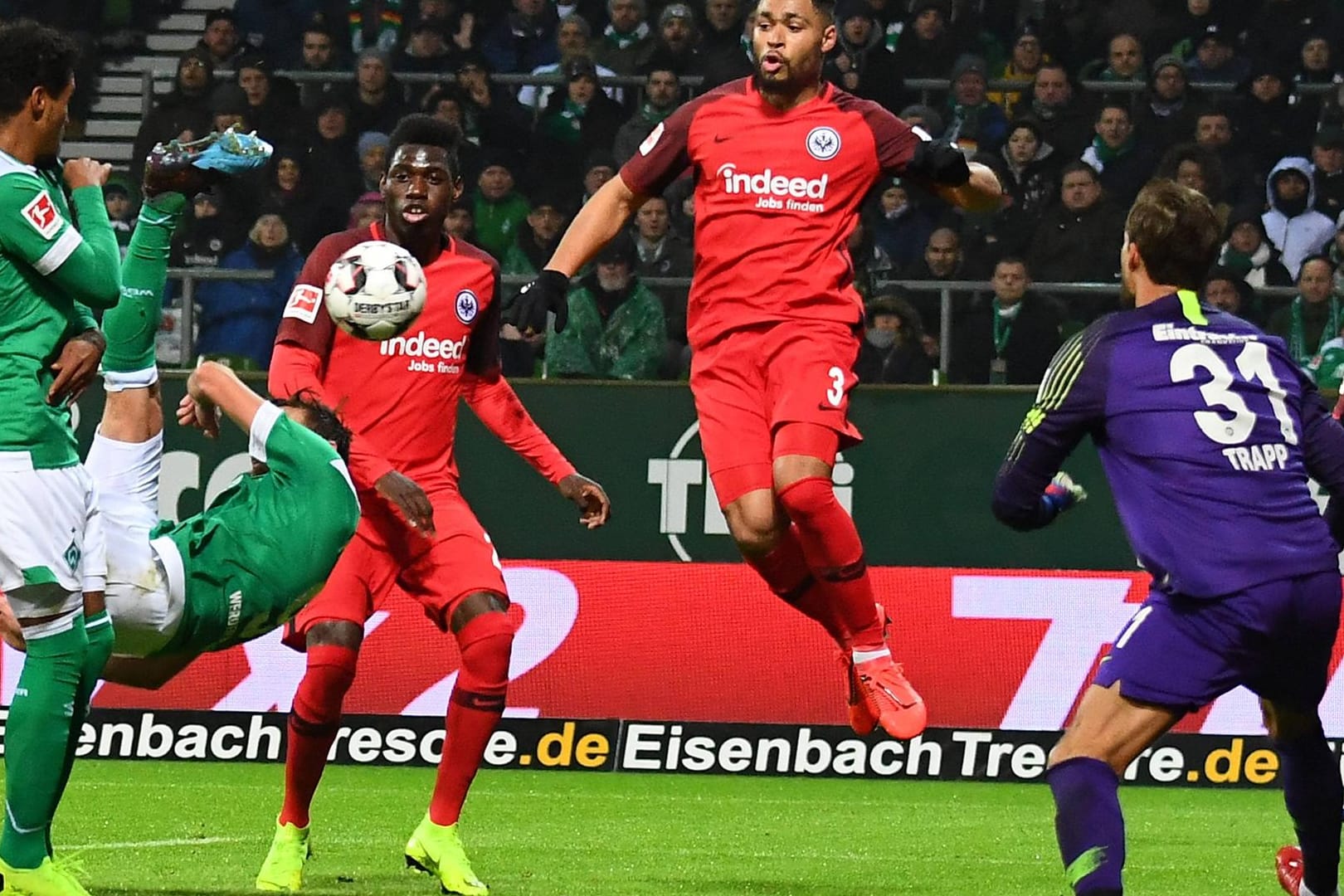 Artistischer Einsatz: Bremens Martin Harnik (l.) versucht den Ball in Richtung des Frankfurter Tors zu bugsieren.