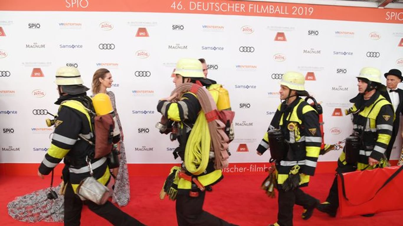 Feuerwehrmänner sieht man nur selten auf dem roten Teppich.