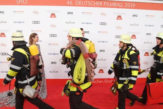 Feuerwehrmänner sieht man nur selten auf dem roten Teppich.