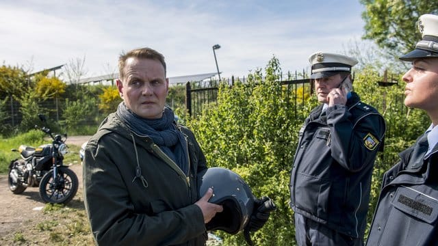 Kriminalhauptkommissar Jens Stellbrink (Devid Striesow) mit Polizeikollegen bei der Fahndungsabsprache. Kriminalhauptkommissar Jens Stellbrink (Devid Striesow) mit Polizeikollegen bei der Fahndungsabsprache.