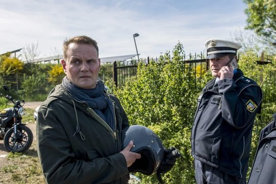 Kriminalhauptkommissar Jens Stellbrink (Devid Striesow) mit Polizeikollegen bei der Fahndungsabsprache.