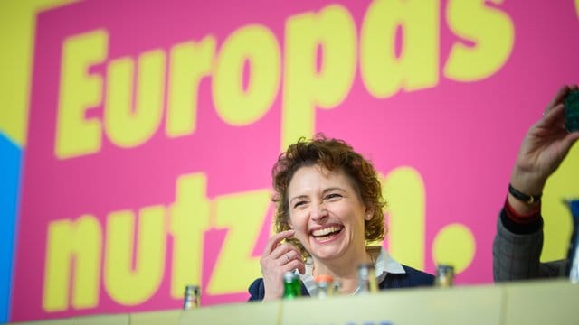 Für ihre Kandidatur gebe es sechs Gründe, sagte Beer, und zählte die Namen ihrer Kinder und der Kinder auf, die ihr Mann mit in die Ehe gebracht hatte. Für ihre Kandidatur gebe es sechs Gründe, sagte Beer, und zählte die Namen ihrer Kinder und der Kinder auf, die ihr Mann mit in die Ehe gebracht hatte.