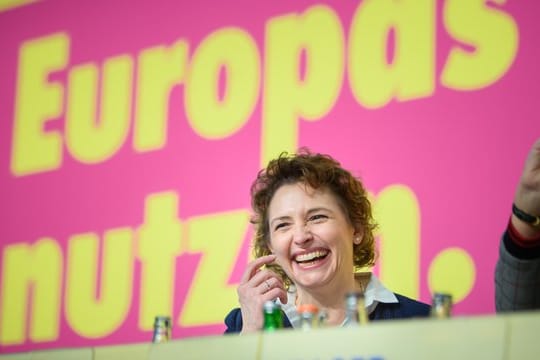 Für ihre Kandidatur gebe es sechs Gründe, sagte Beer, und zählte die Namen ihrer Kinder und der Kinder auf, die ihr Mann mit in die Ehe gebracht hatte.