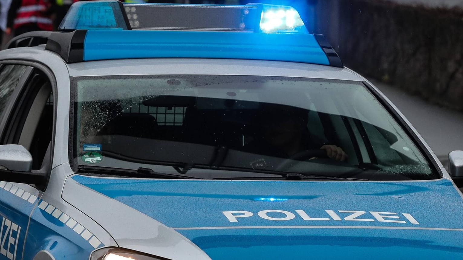 Polizeiwagen im Einsatz (Symbolfoto): Die Angreifer haben teile des Botschaftsgebäudes beschädigt. Menschen wurden nicht verletzt.