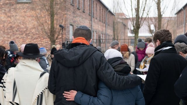 Jugendliche aus Nordrhein-Westfalen beten anlässlich des Internationalen Holocaust-Gedenktages in Auschwitz. Jugendliche aus Nordrhein-Westfalen beten anlässlich des Internationalen Holocaust-Gedenktages in Auschwitz.
