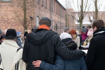Jugendliche aus Nordrhein-Westfalen beten anlässlich des Internationalen Holocaust-Gedenktages in Auschwitz.