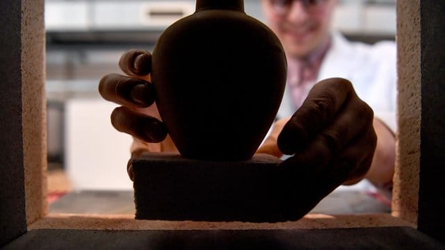 David Karl, Wissenschaftler, stellt eine Vase aus Mars-Simulant-Material in einen Keramischen Ofen. David Karl, Wissenschaftler, stellt eine Vase aus Mars-Simulant-Material in einen Keramischen Ofen.