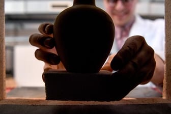 David Karl, Wissenschaftler, stellt eine Vase aus Mars-Simulant-Material in einen Keramischen Ofen.