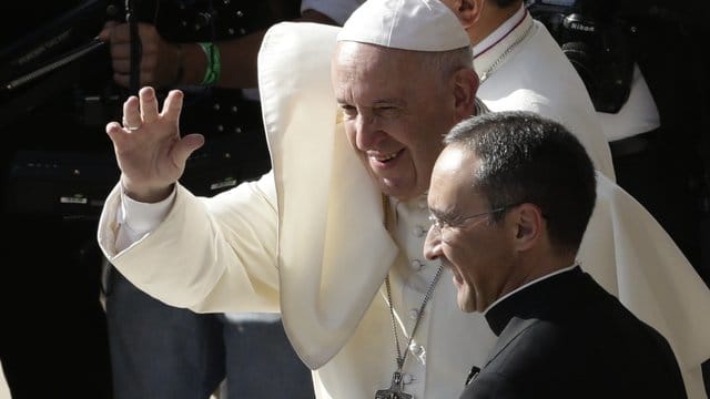 Papst Franziskus (M) begrüßt die Gläubigen bei seiner Ankunft zu einem Gottesdienst in der Kathedrale Santa Maria La Antigua.