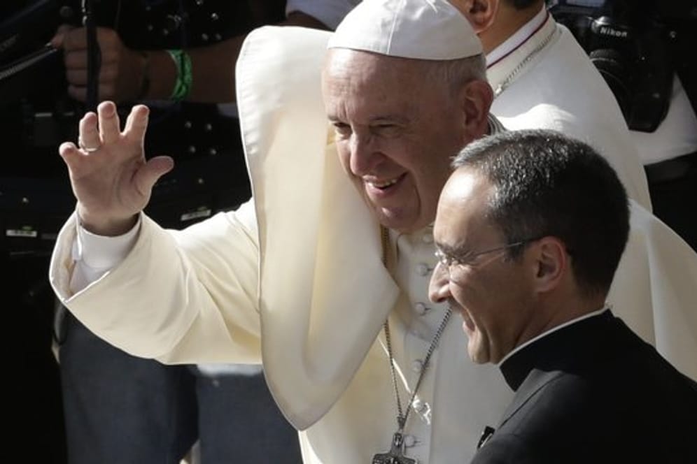 Papst Franziskus (M) begrüßt die Gläubigen bei seiner Ankunft zu einem Gottesdienst in der Kathedrale Santa Maria La Antigua.