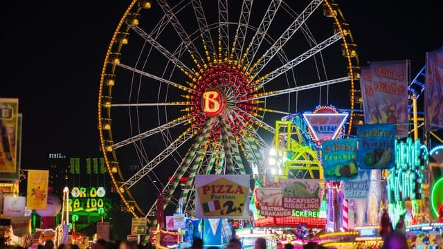 Spielbuden der Rheinkirmes.