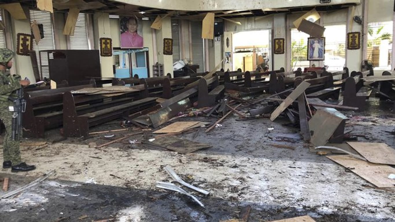 Durch Explosionen in und vor einer katholischen Kirche im Süden der Philippinen sind während eines Gottesdiensts mindestens 27 Menschen getötet worden.