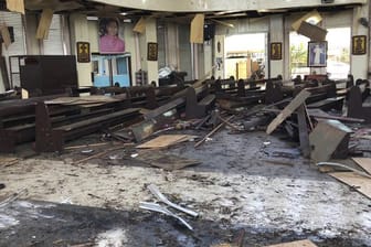 Durch Explosionen in und vor einer katholischen Kirche im Süden der Philippinen sind während eines Gottesdiensts mindestens 27 Menschen getötet worden.