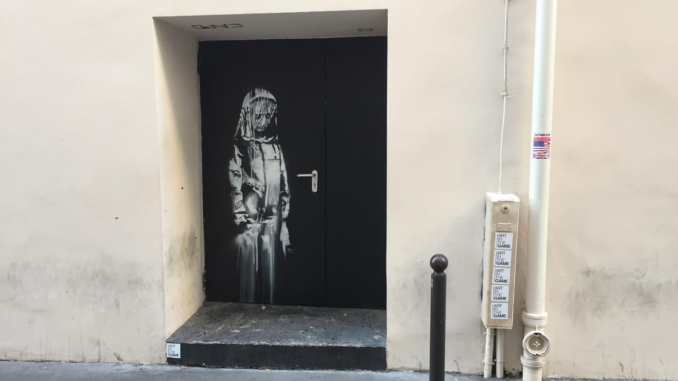 Graffito von Banksy auf einer Tür des "Bataclan": Das Werk des Künstlers ist jetzt aus dem Pariser Musikclub gestohlen worden. (Archivbild)