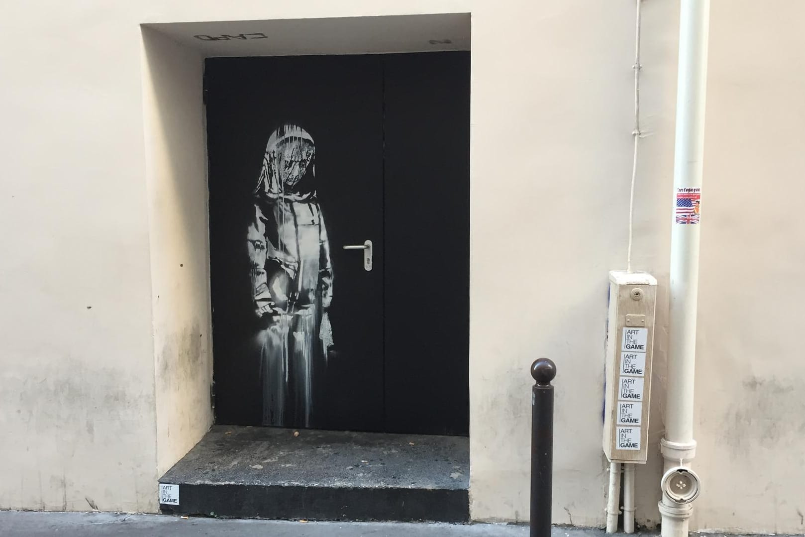 Graffito von Banksy auf einer Tür des "Bataclan": Das Werk des Künstlers ist jetzt aus dem Pariser Musikclub gestohlen worden. (Archivbild)
