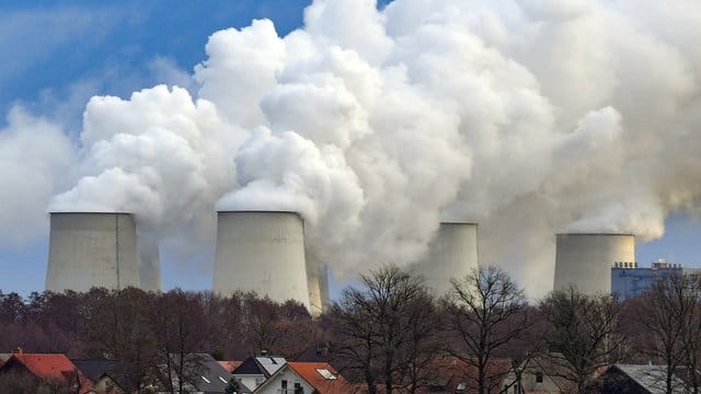 Wasserdampf steigt aus den Kühltürmen des Braunkohlekraftwerks Jänschwalde der Lausitz Energie Bergbau AG (LEAG).