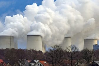 Wasserdampf steigt aus den Kühltürmen des Braunkohlekraftwerks Jänschwalde der Lausitz Energie Bergbau AG (LEAG).