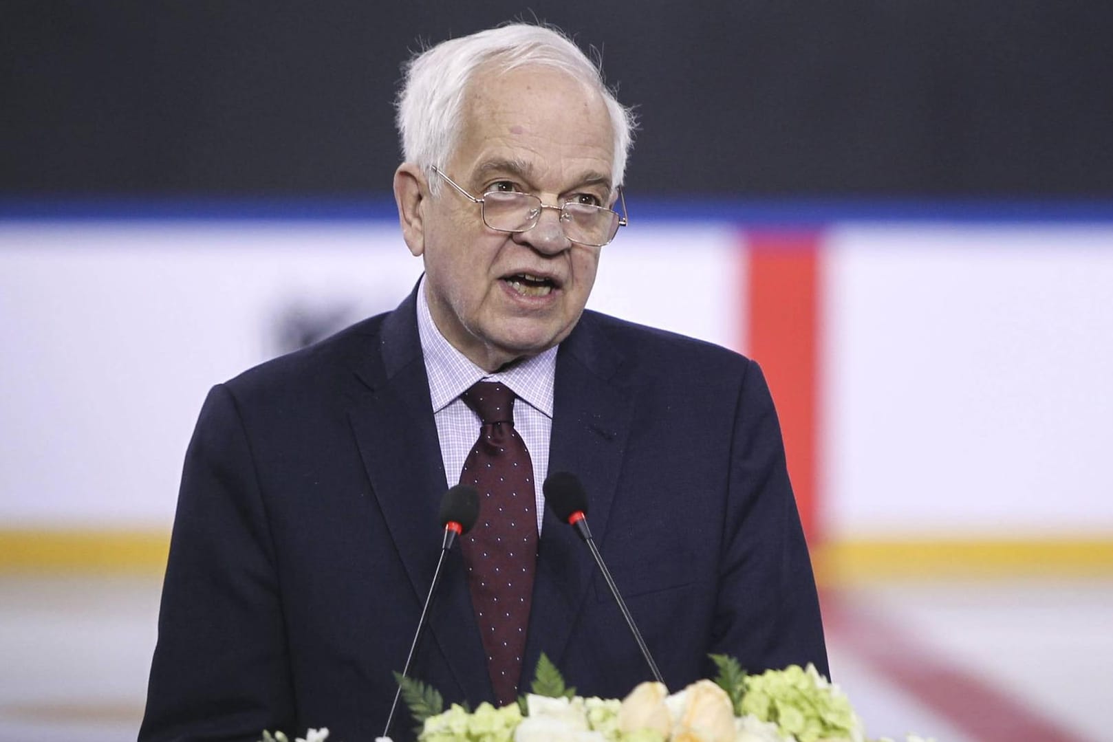 John McCallum bei einer Pressekonferenz in Peking: Der Botschafter Kanadas in China ist jetzt von Trudeau aus seinem Amt entlassen worden. (Archivbild)