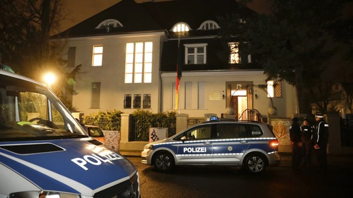 Die Botschaft der Republik Kamerun in Berlin-Westend ist in der Nacht zum Sonntag besetzt worden.