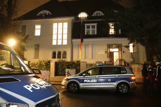 Die Botschaft der Republik Kamerun in Berlin-Westend ist in der Nacht zum Sonntag besetzt worden.
